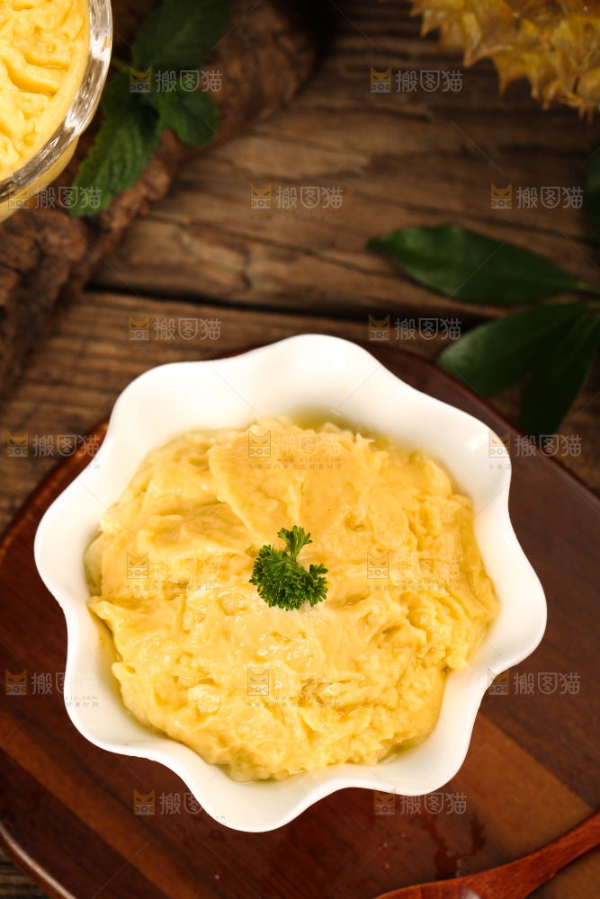 木底上放着一碗榴莲酱