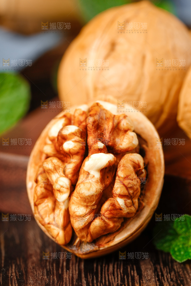 剥开的碳烤核桃放在木底上