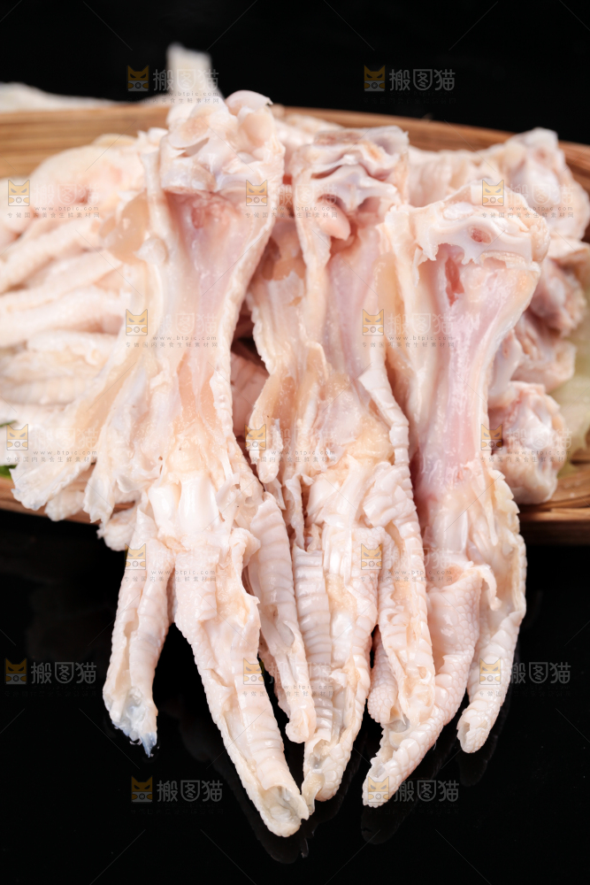 盘子里装着去骨鸡爪