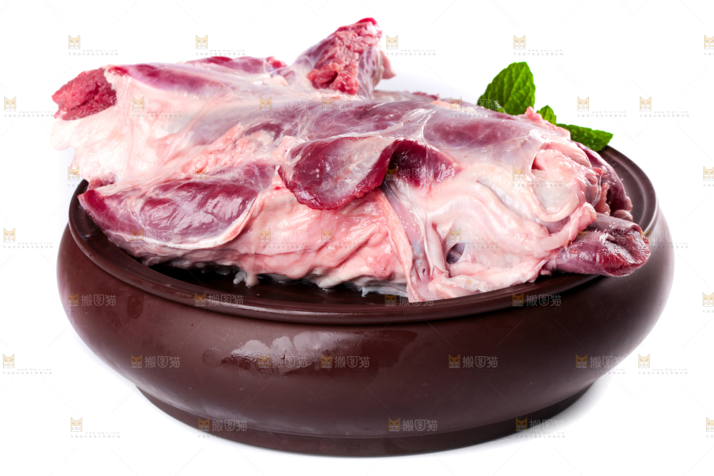盘子里装着牛腿肉