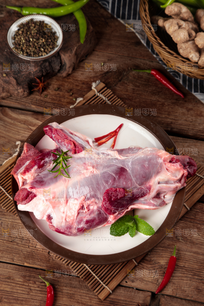 盘子里装着牛腿肉