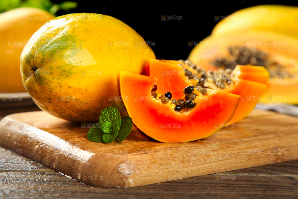 木板上放着红心牛奶木瓜