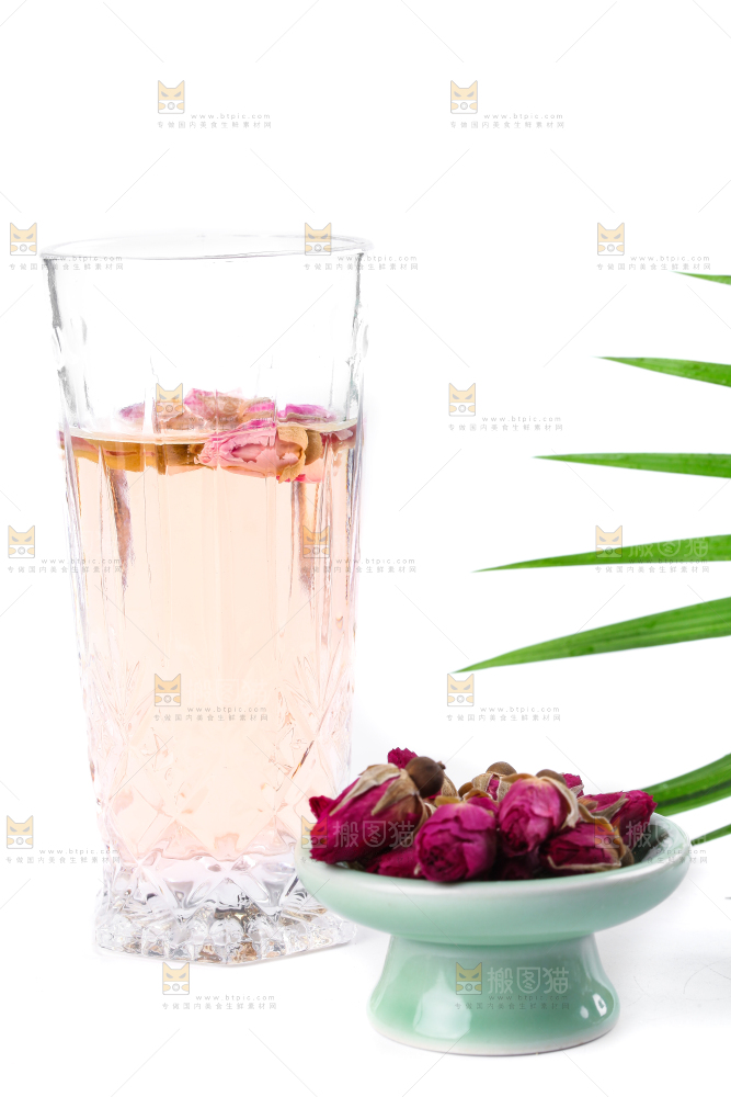 白底上放着一杯玫瑰花茶