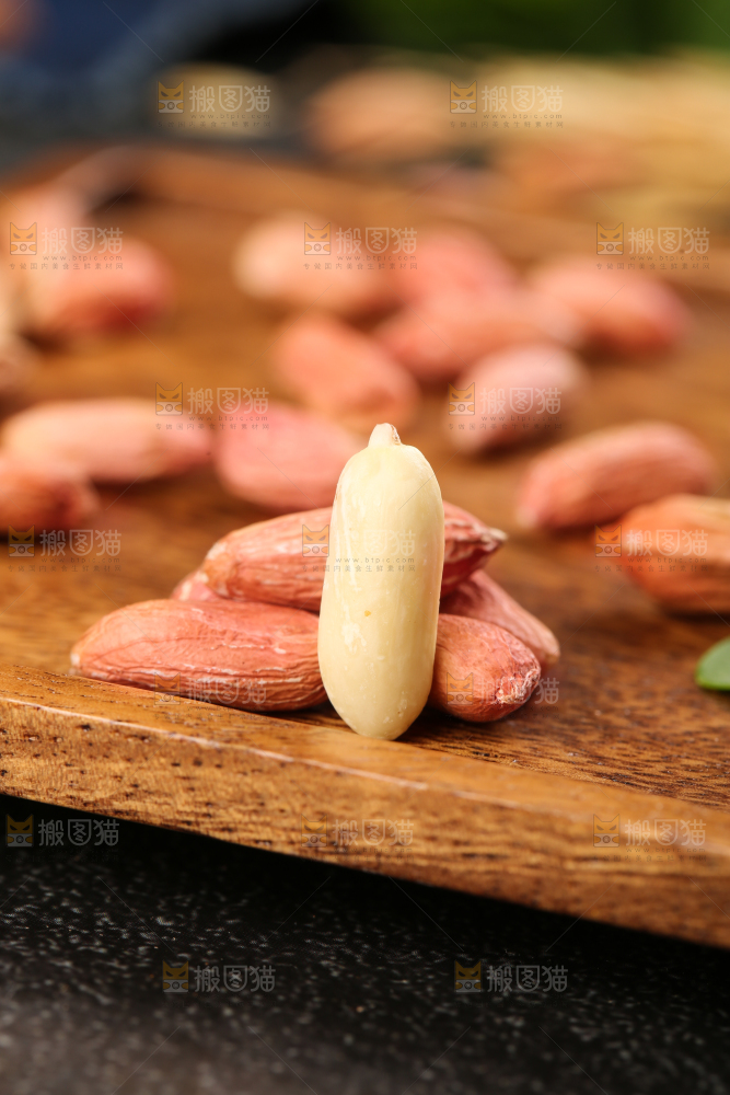 木板上放着小瘪子花生米