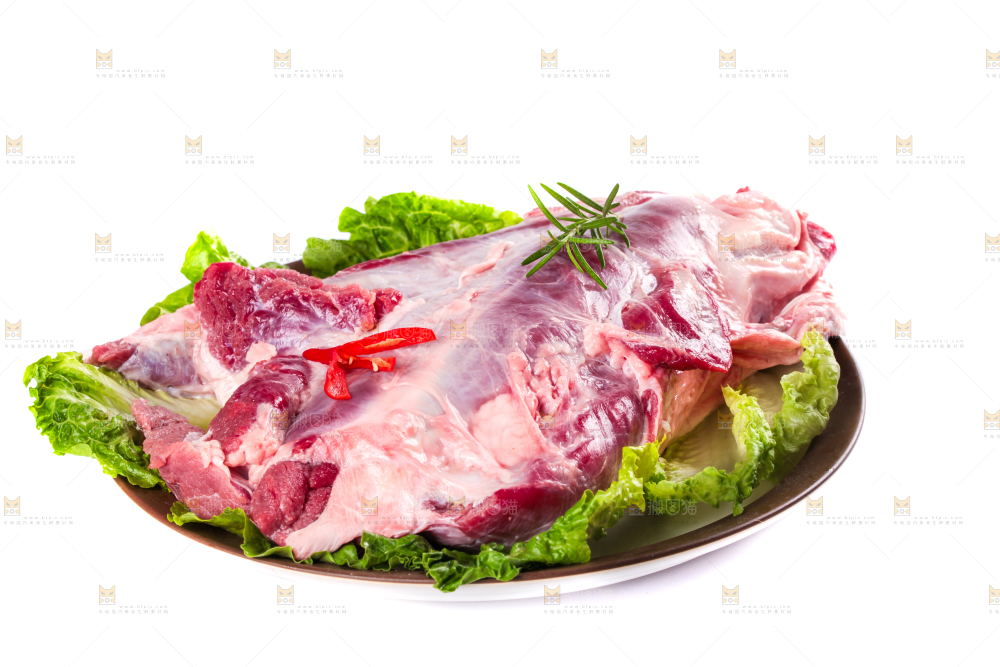 盘子里装着牛腿肉