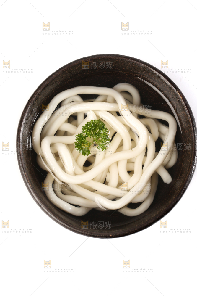 碗里泡着日式乌冬面