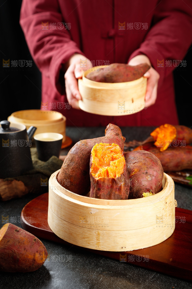 蒸笼里装着蜜薯