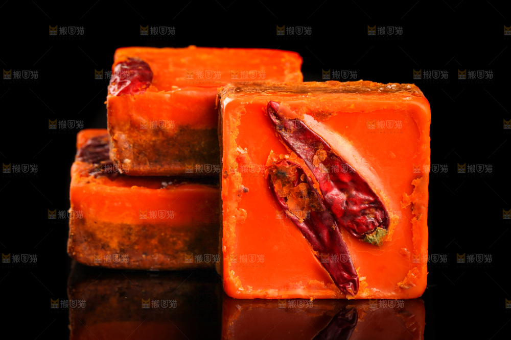 黑底上的麻辣火锅料