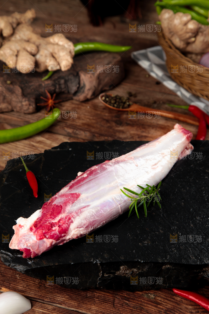 木板上放着牛腱子肉