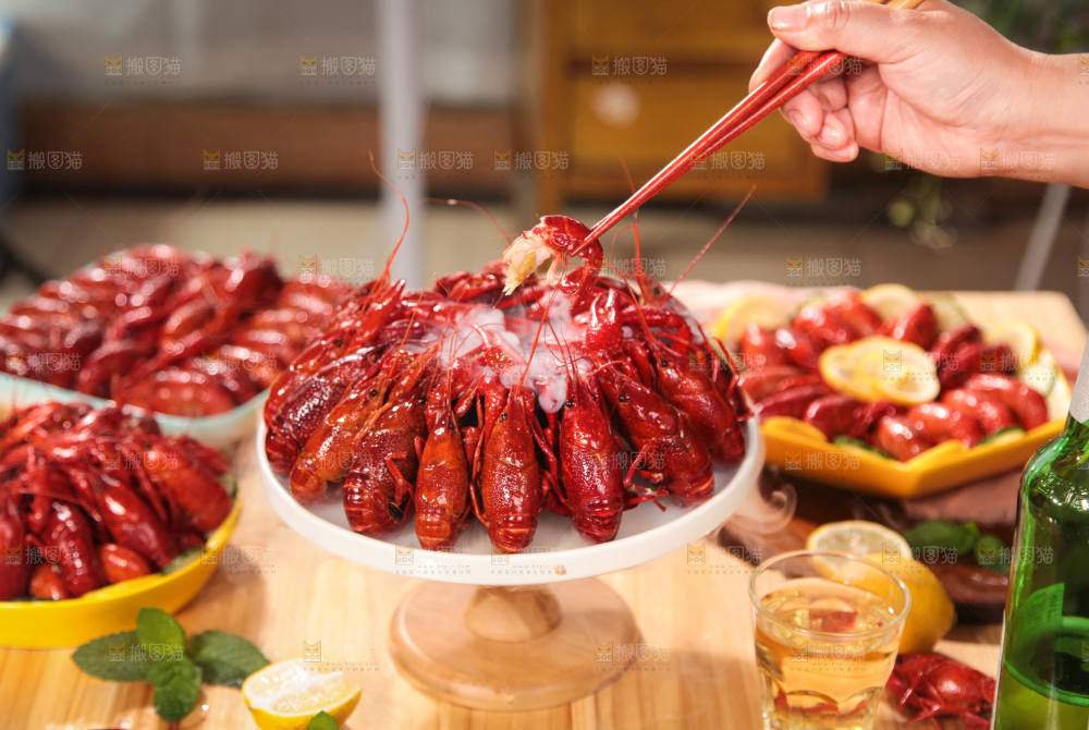 筷子夹着龙虾