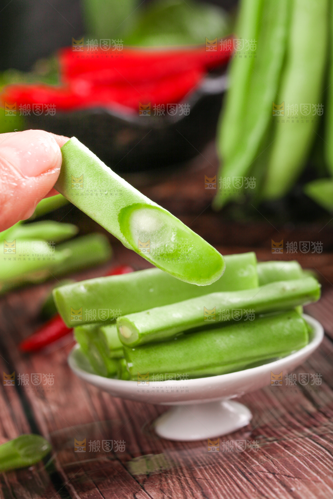 碟子里放着无筋菜豆角