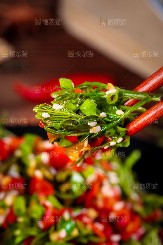 筷子夹着凉拌花椒芽