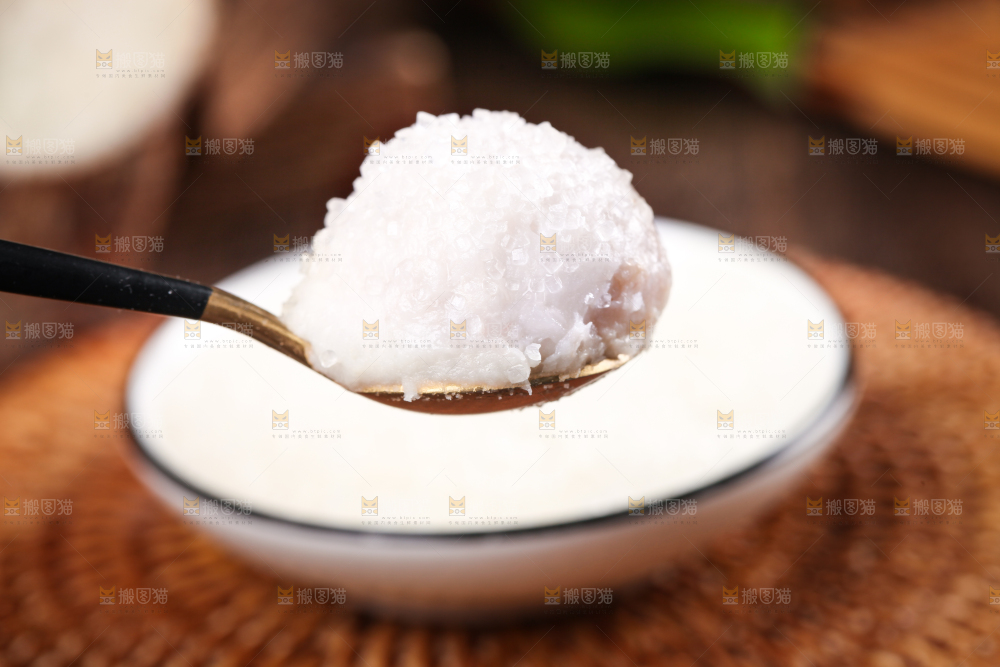 竹底上的牛奶毛芋头