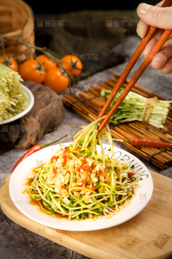 盘子里装着炒豌豆芽苗菜