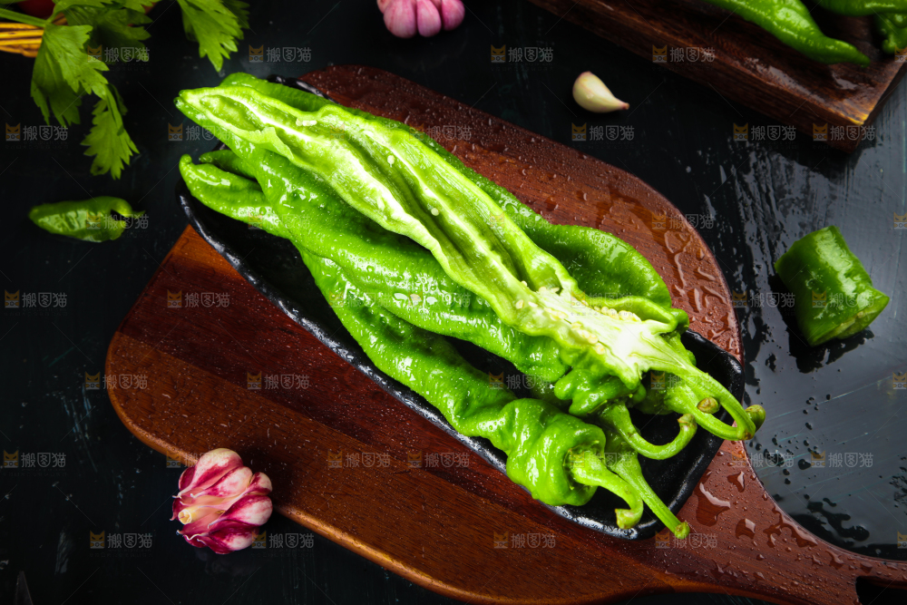 木板上放着陕西螺丝椒