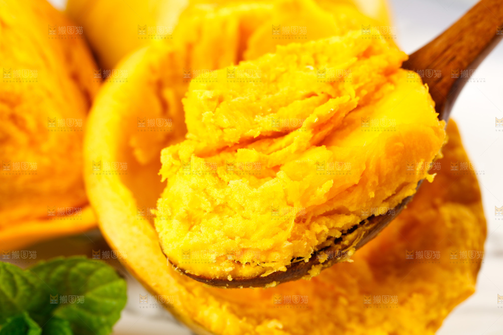 勺子里的鸡蛋果果肉