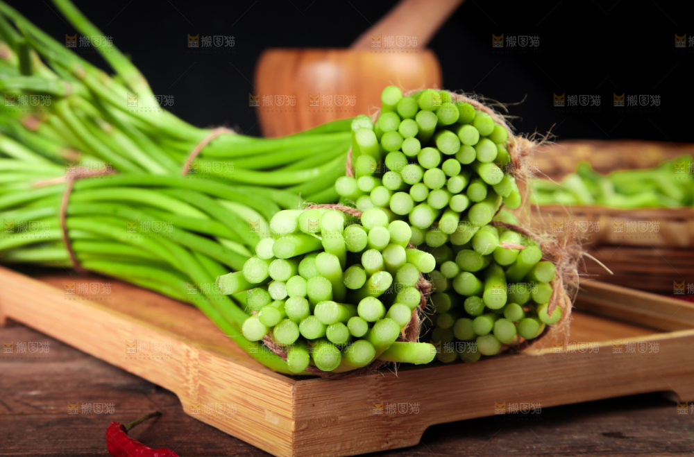 一盘农家蒜苔放在木底上