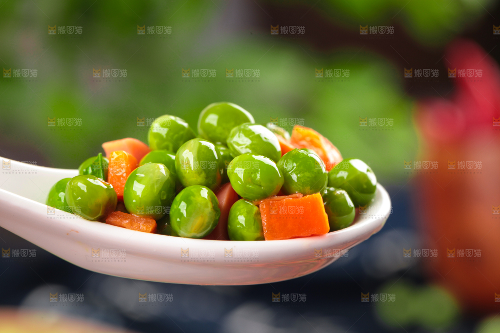 勺子里的炒豌豆粒