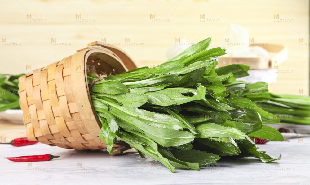 一筐刺香菜放在木底上