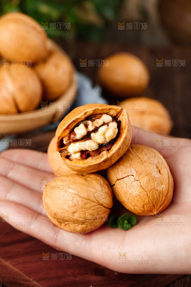 手拿剥开的薄皮核桃