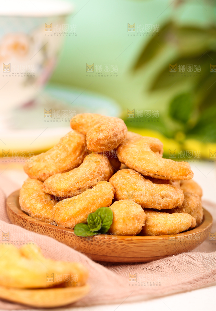 浅底上放着一盘香酥腰果