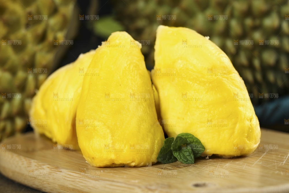 木板上放着榴莲果肉