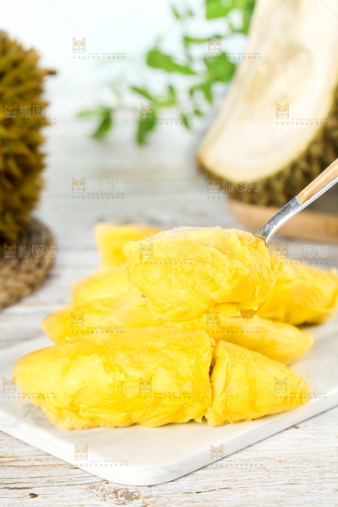 石板上放着新鲜榴莲果肉