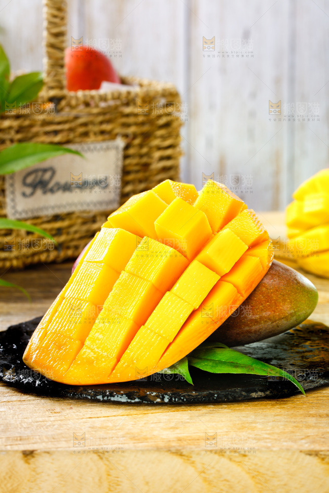 黑石板上放着切开的贵妃芒