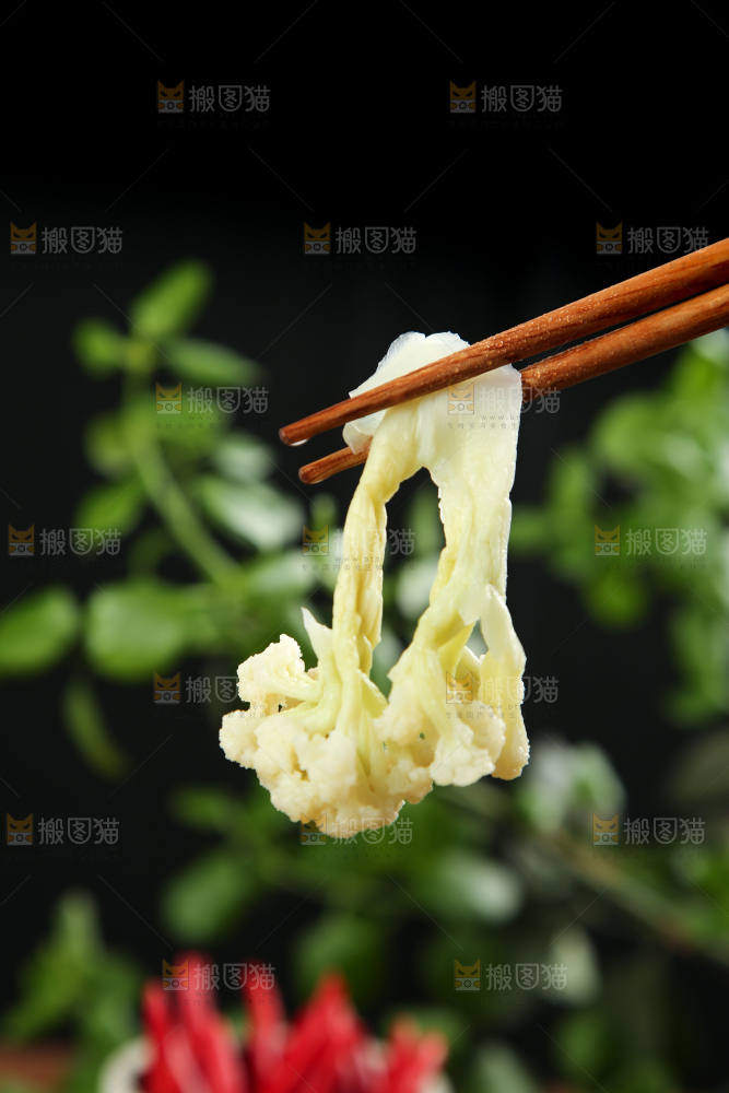 筷子夹着花菜