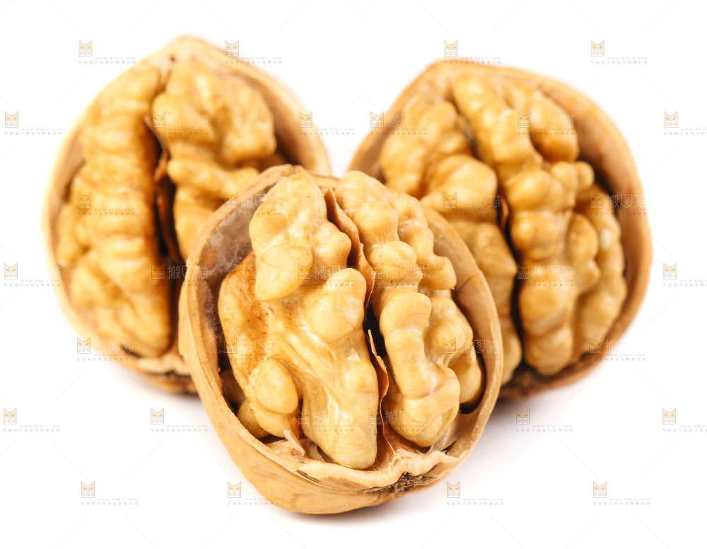 白底上剥开的薄壳核桃