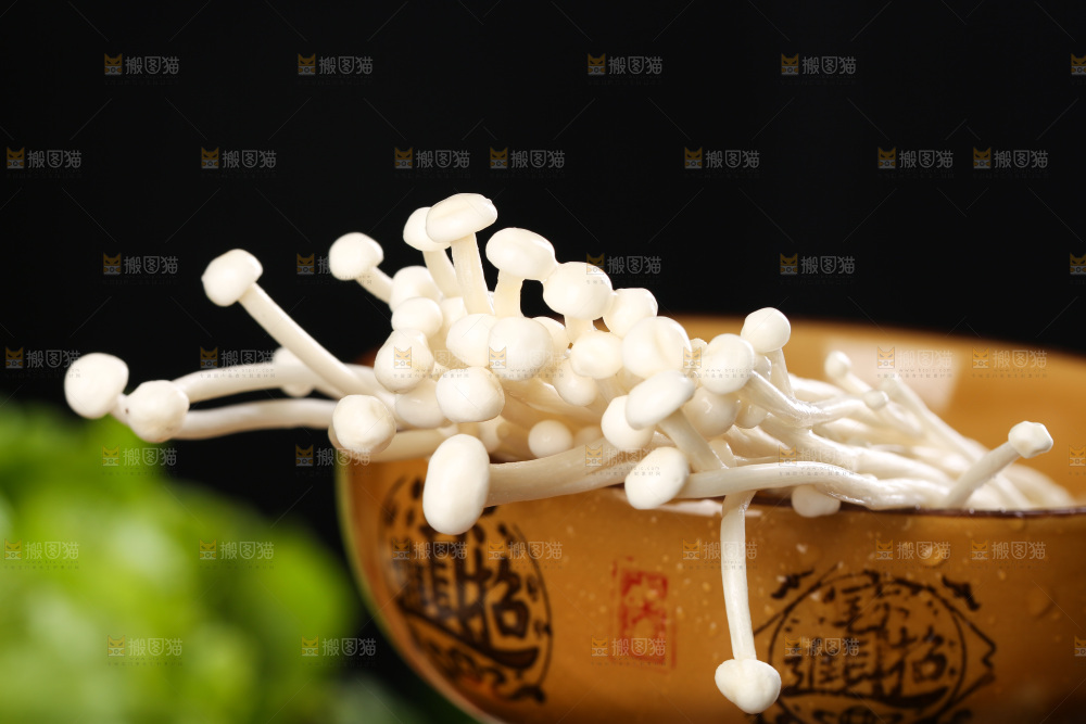 深底上放着一碗金针菇