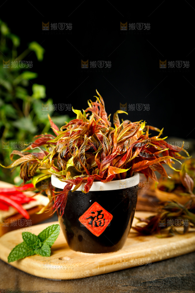 木底上的香椿芽