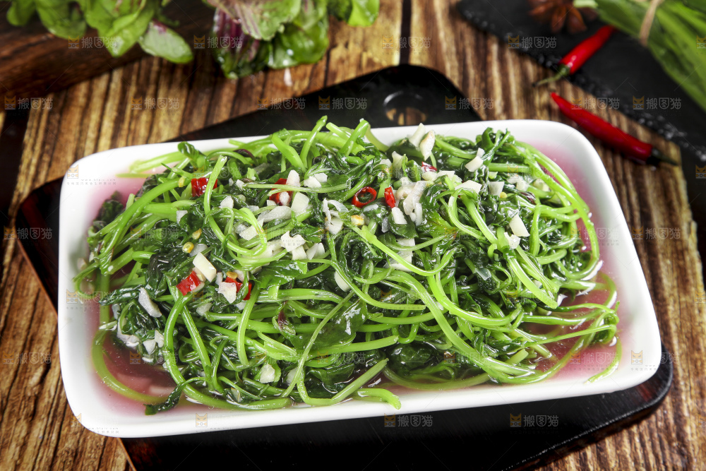 一盘蒜蓉苋菜放在木底上