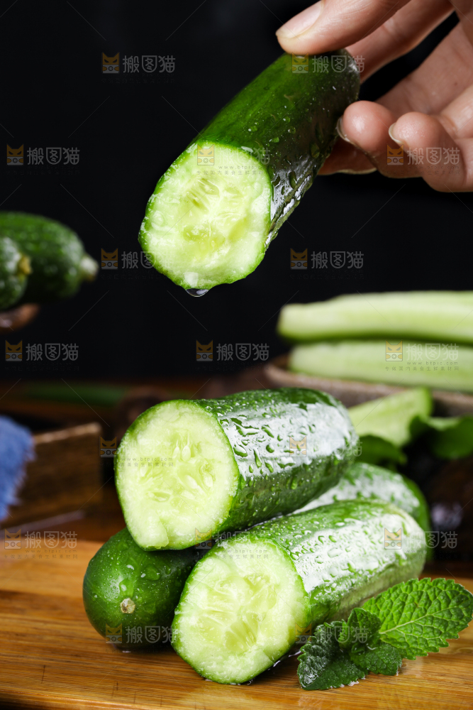 木板上放着水果小黄瓜