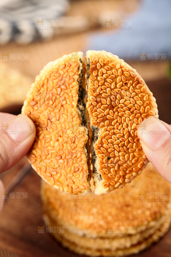 手里拿着芝麻饼