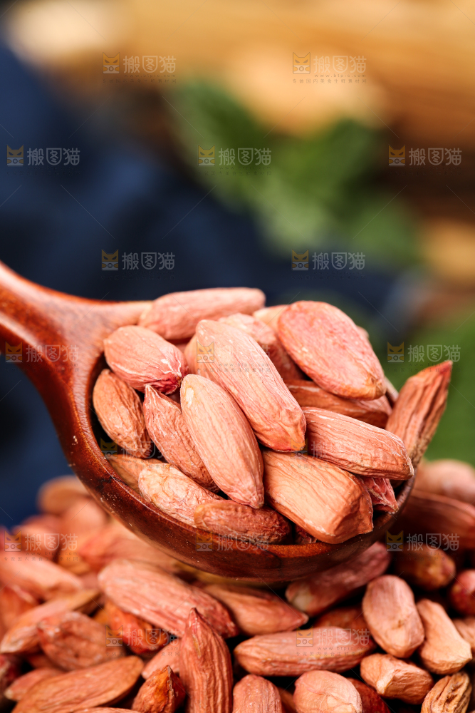 勺子里放着小瘪子花生米