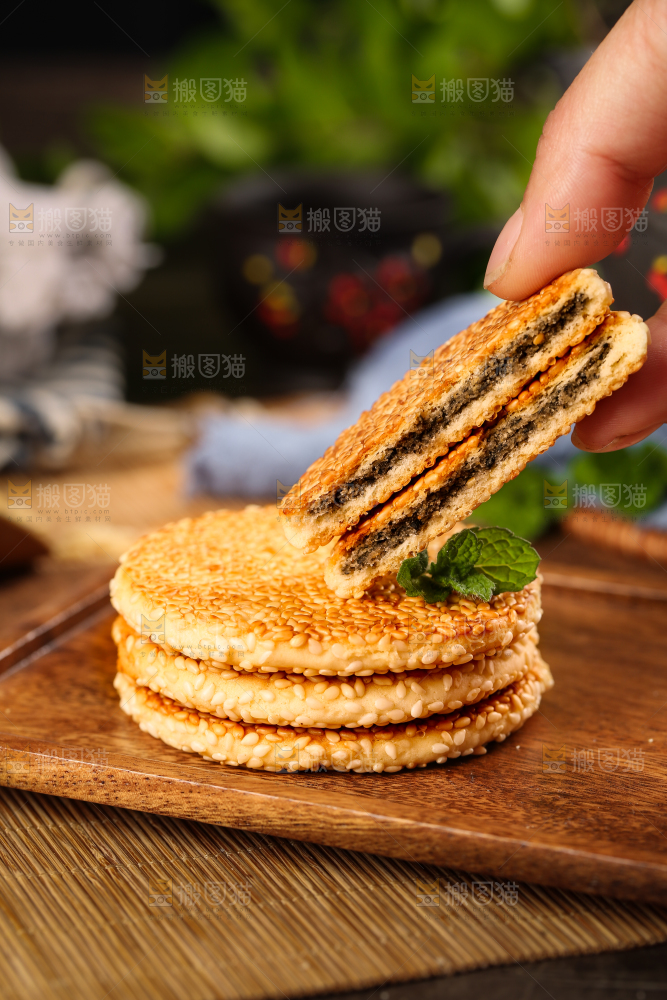 手里拿着芝麻饼