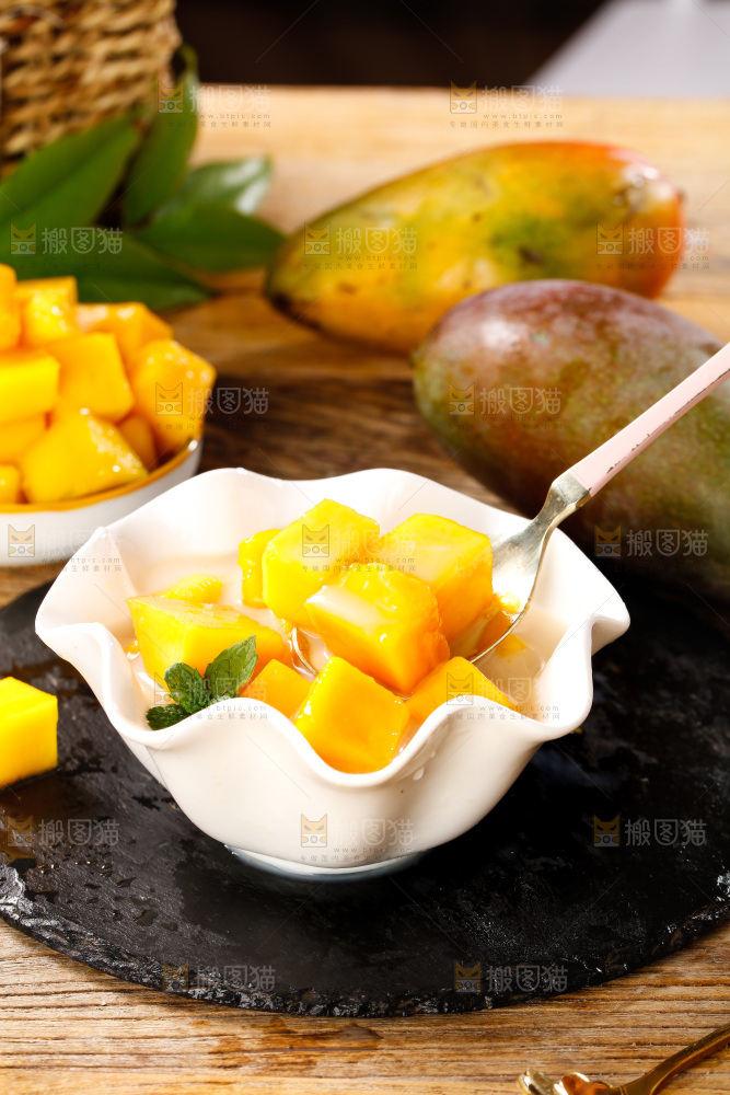 黑石板上放着一碗贵妃芒果肉