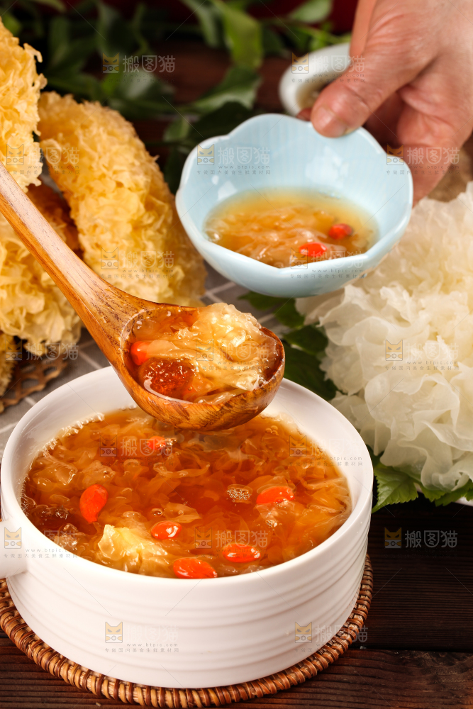 深底上放着一碗红枣银耳汤