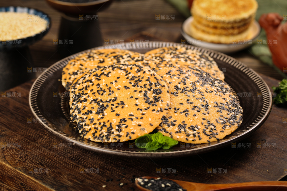 木板上放着手工芝麻饼