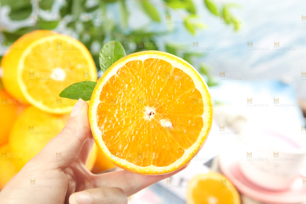 手里拿着新鲜胡柚