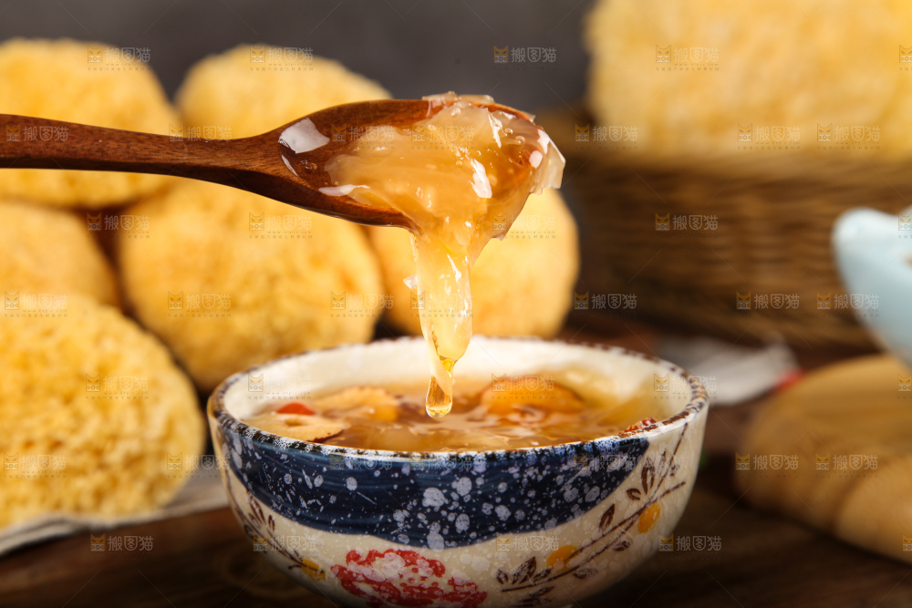 深底上放着一碗银耳汤