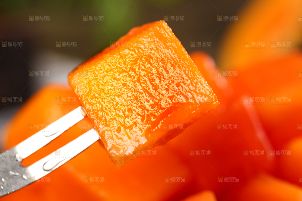 叉子上叉着木瓜果肉