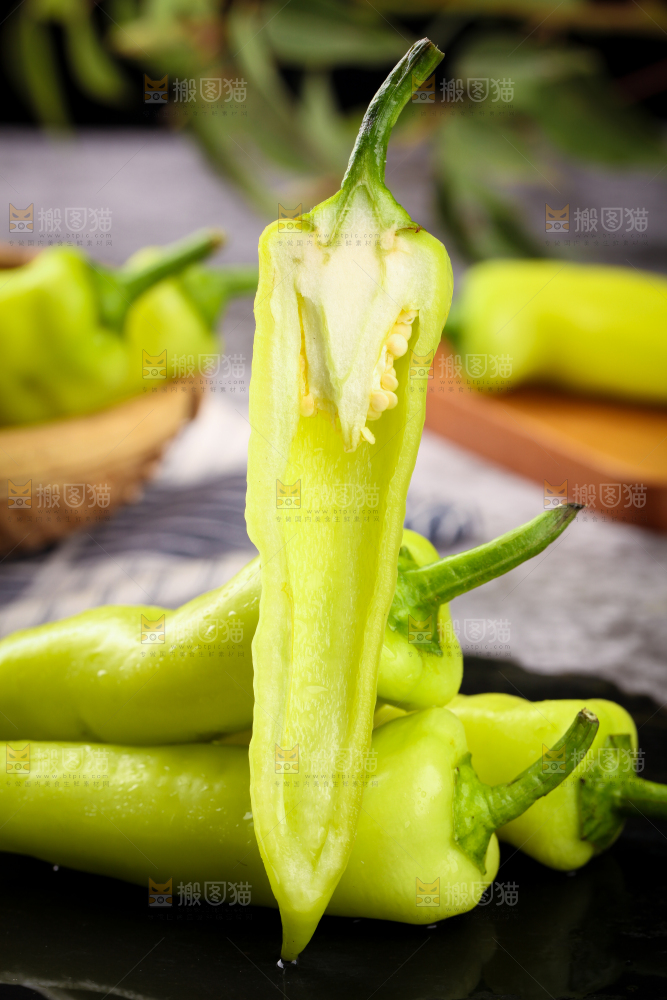 切开的黄辣椒放在石板上