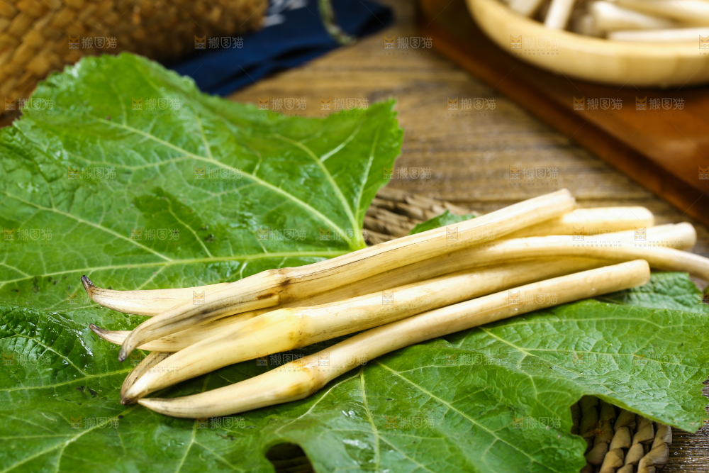 荷叶上放着洪湖藕带