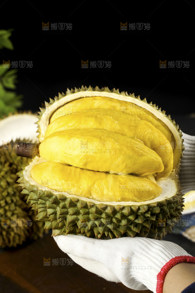 手里拿着新鲜榴莲