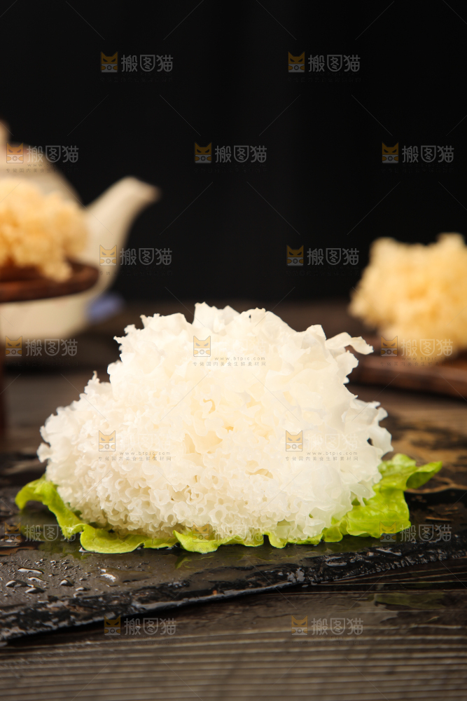 黑石板上的糯银耳