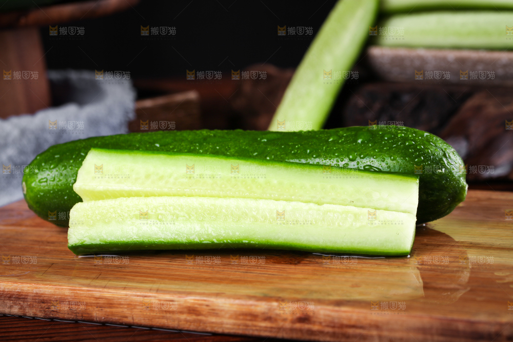 木板上放着水果小黄瓜