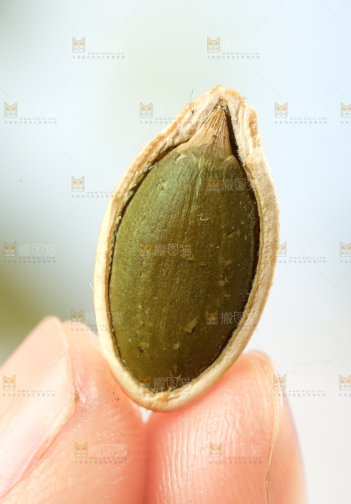 手拿剥皮的南瓜子