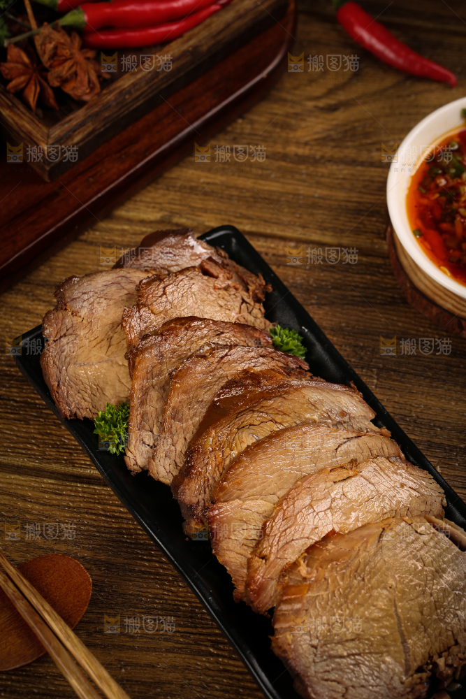 盘子里装着五香牛肉